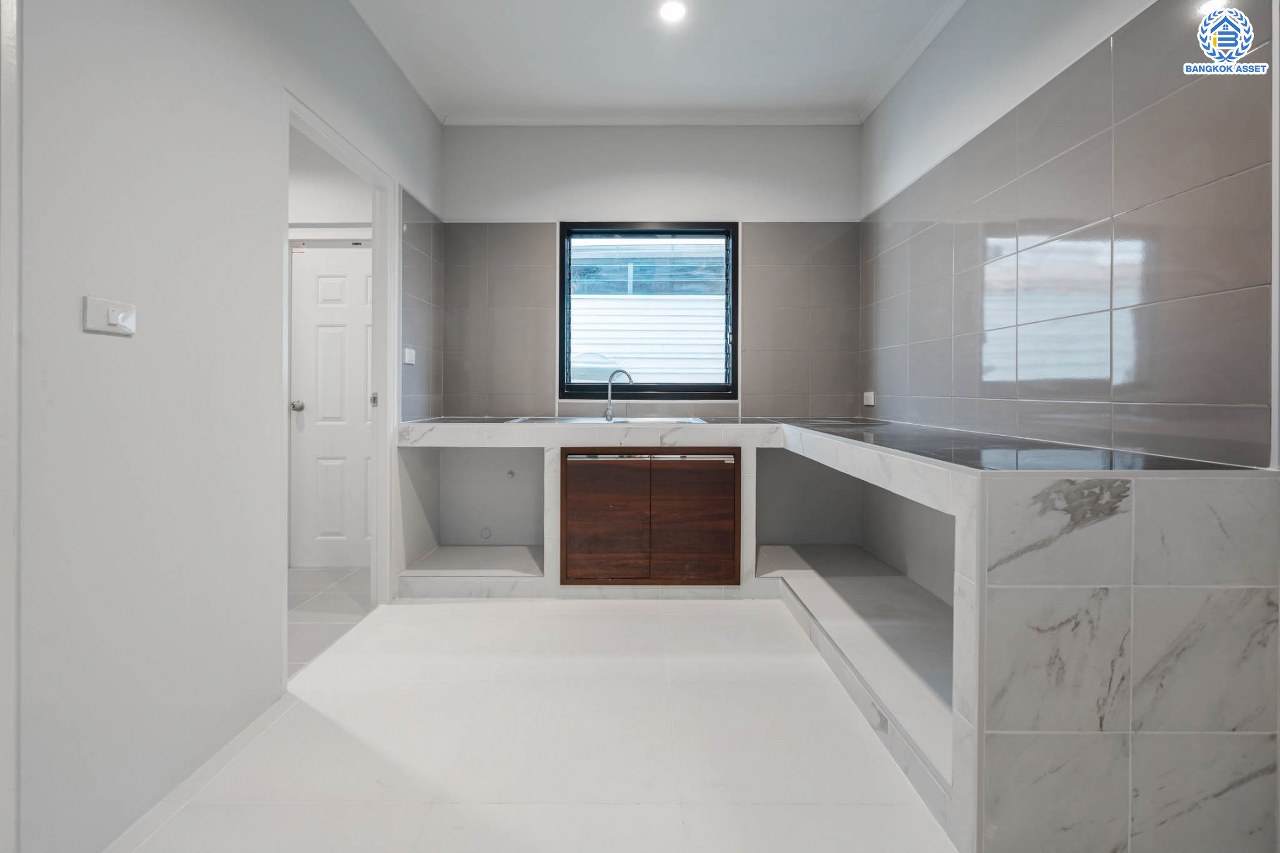 บ้านมือสองตกแต่งใหม่ ม.ภัสสร7 รัตนาธิเบศร์ พื้นที่กว้างกว่า 58.9 ตร.ว. รองรับทุกความสุข ฟังก์ชัน 3 ห้องนอน 3 ห้องน้ำ 2 ห้องอเนกประสงค์ จอดรถได้ 2 คัน บนทำเลเดินทางสะดวก ติดถนนใหญ่ ใกล้รถไฟฟ้า "สถานีบางพลู" เพียง 400 ม.